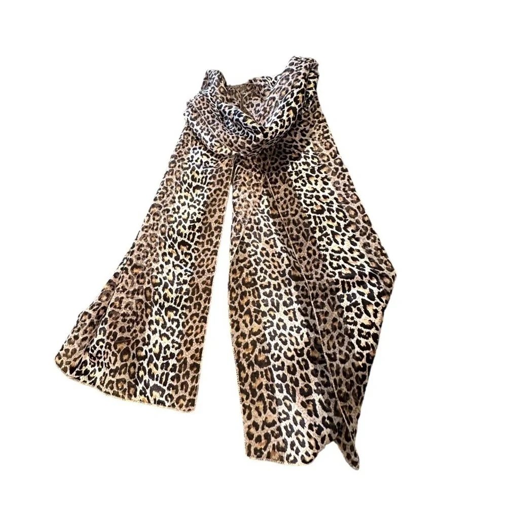 ANIMAL PRINT, NWOT, WOMENS SCARF. THIN, LIGHTWEIGHT, POLYESTER WITH A SILK FEEL.